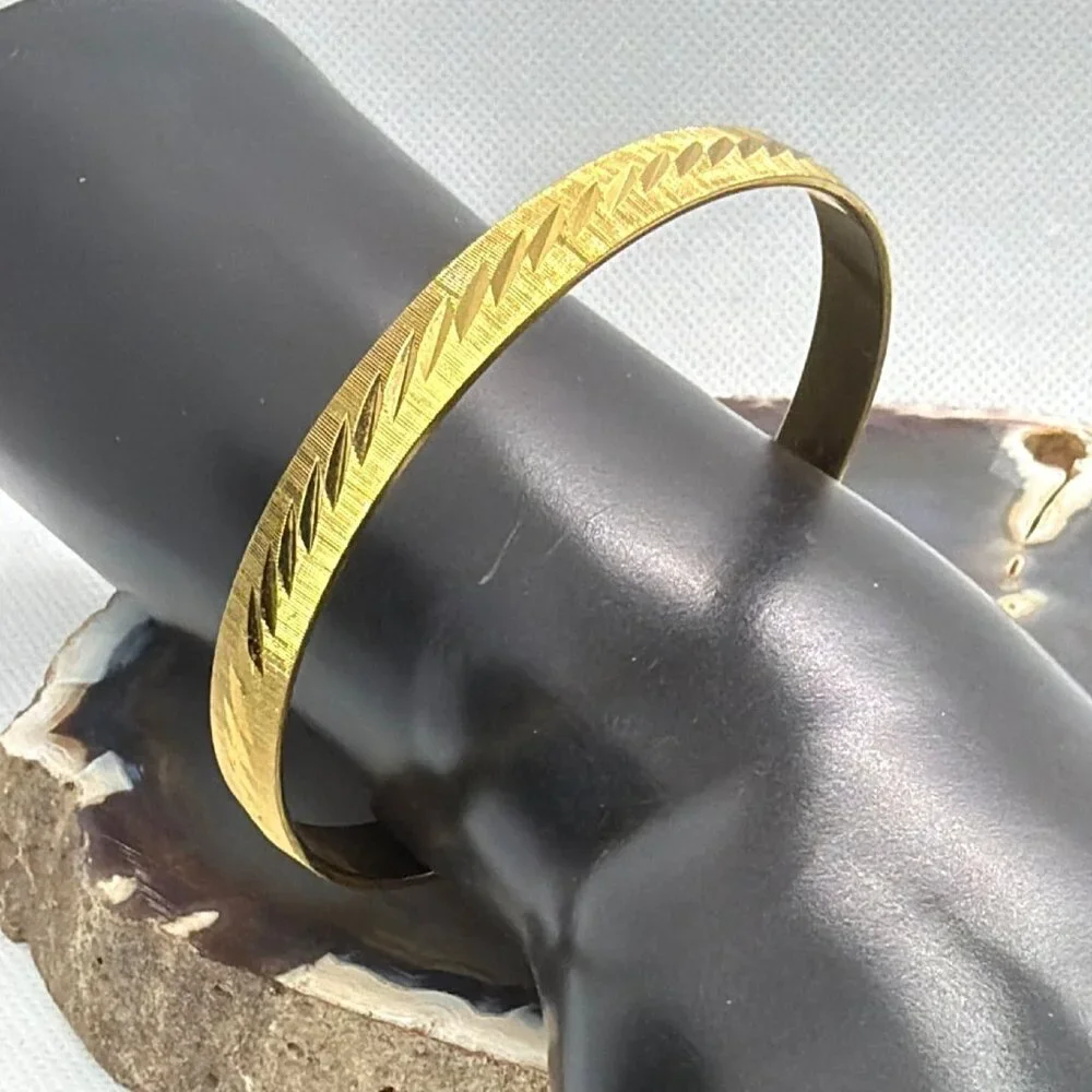 Vintage Signed Monet Gold Tone Diamond Cut Textured Bangle Bracelet 1980s Retro - Picture 3 of 11